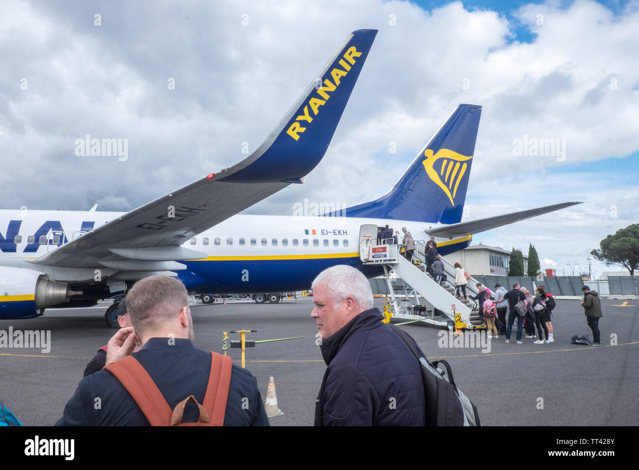 Free,parking,for,15,minutes,kiss and fly,quick,passenger,pick up,at,  Carcassonne,Airport,Aude,region,South,of,France,French,Europe,European  Stock Photo - Alamy