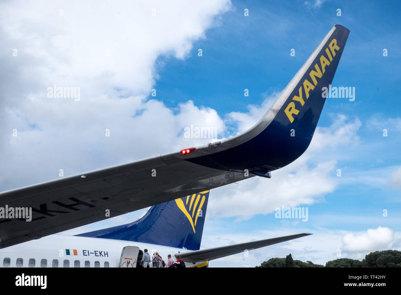 Free,parking,for,15,minutes,kiss and fly,quick,passenger,pick up,at,  Carcassonne,Airport,Aude,region,South,of,France,French,Europe,European  Stock Photo - Alamy