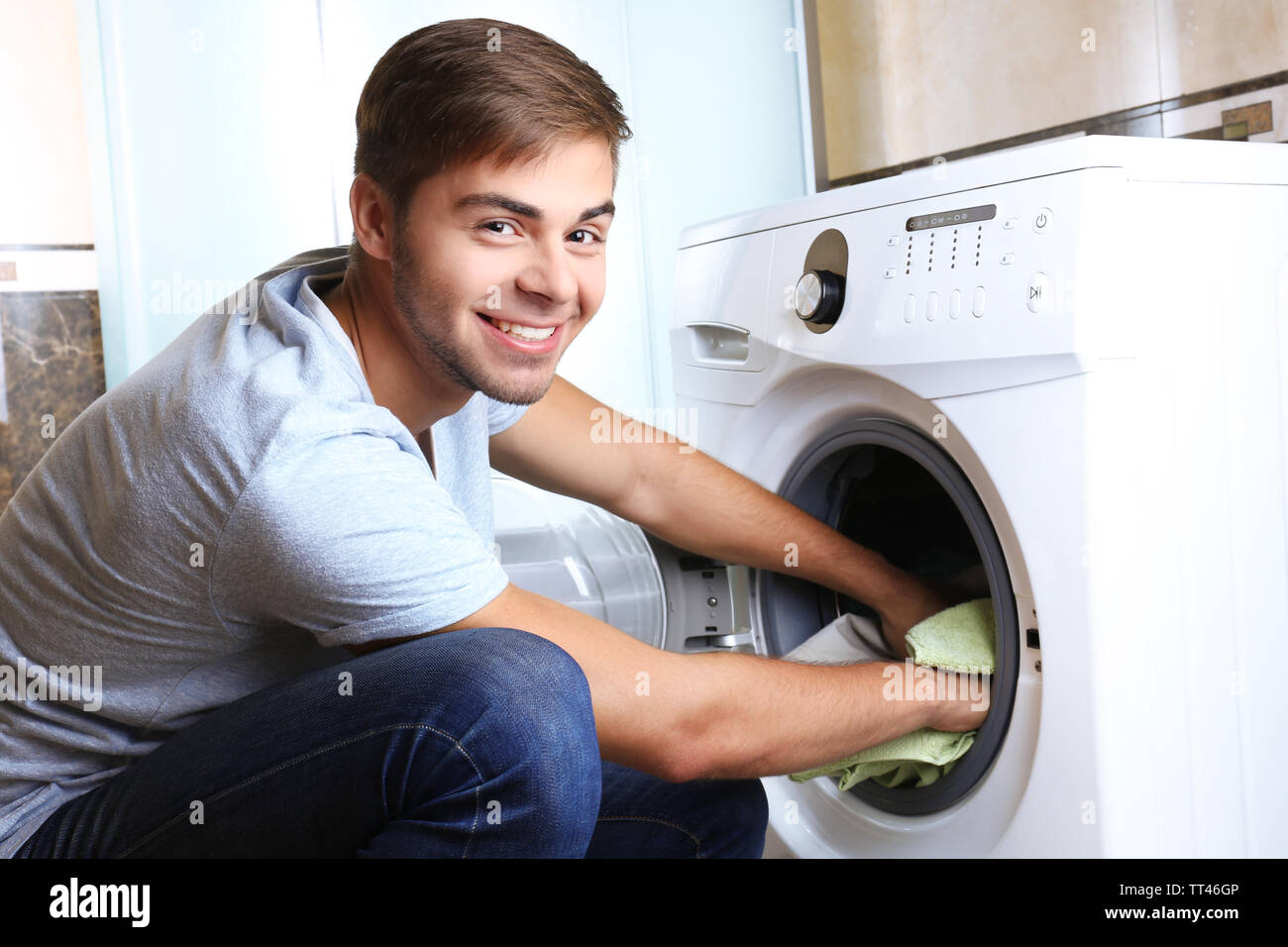 Мужчина и стиральная машина