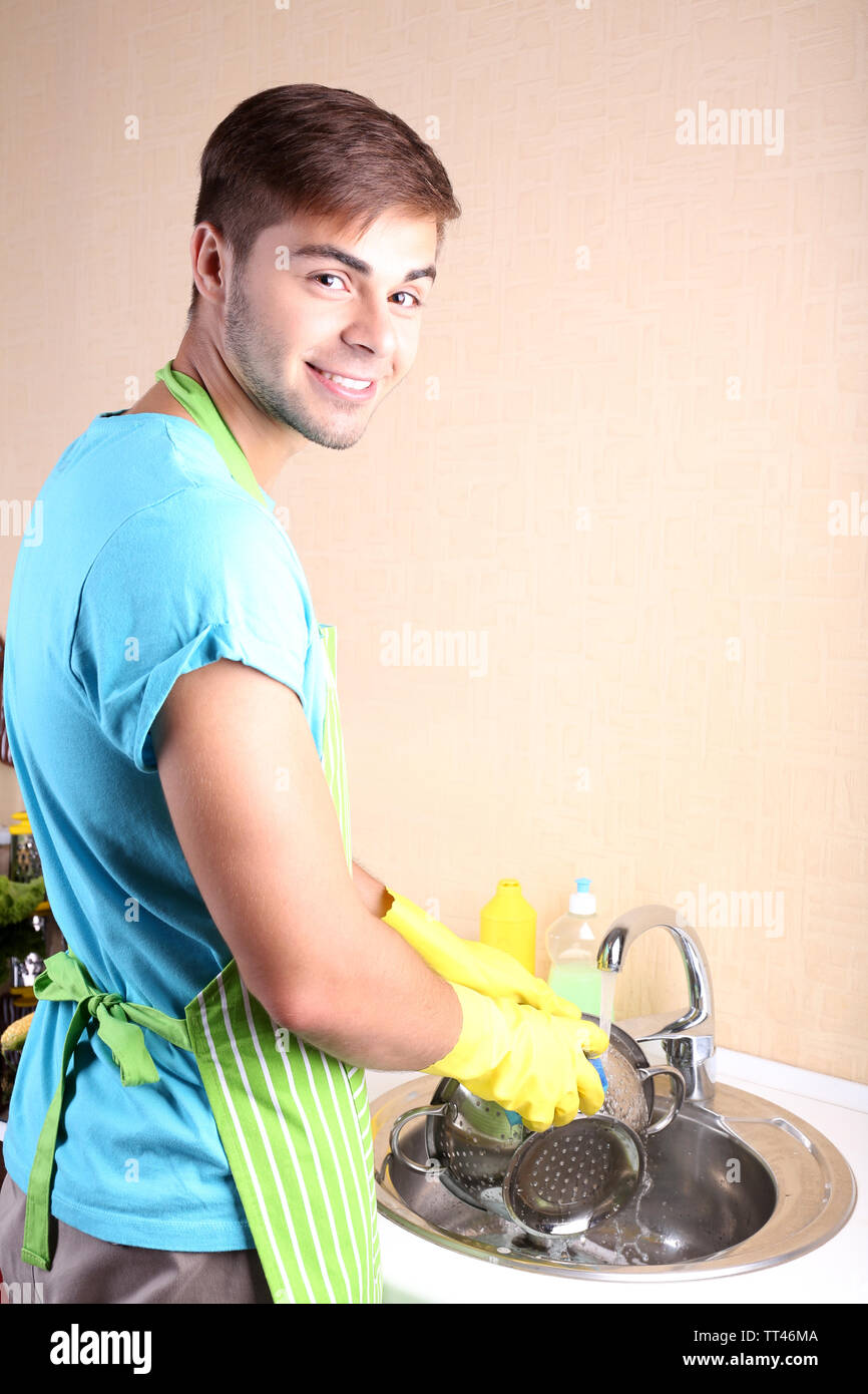 Человек моет посуду. Моет посуду в доме мужчина. Мужчина моющий посуду. Мужчина моет посуду. Мужчина моющий посуду.