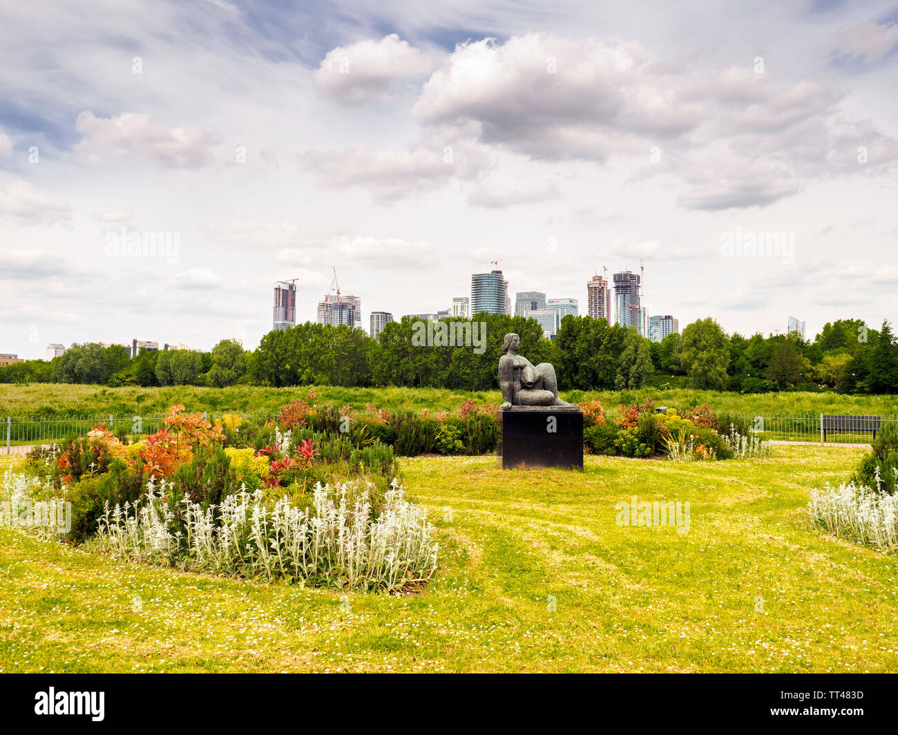 A replica of Woman with Fish by Frank Dobson in Millwall Park - Isle of Dogs, London Stock Photo