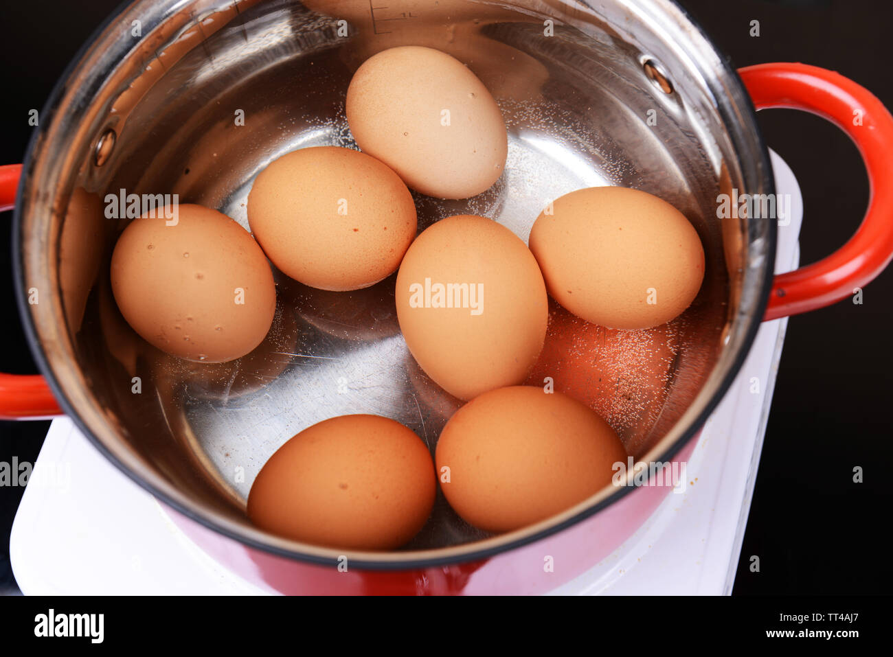 Сварить яйца в холодной воде. Яйцо в воде. Отварка яиц. Яйца в холодной воде. Как отварить яйца.