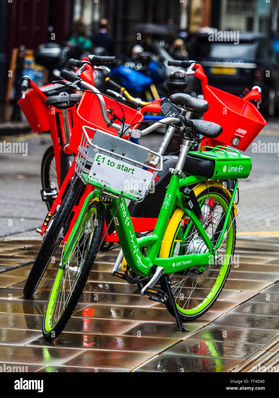 London Electric Hire Bikes - Lime and Jump Uber rental bikes in central London - a number of firms are introducing dockless electric hire bikes Stock Photo