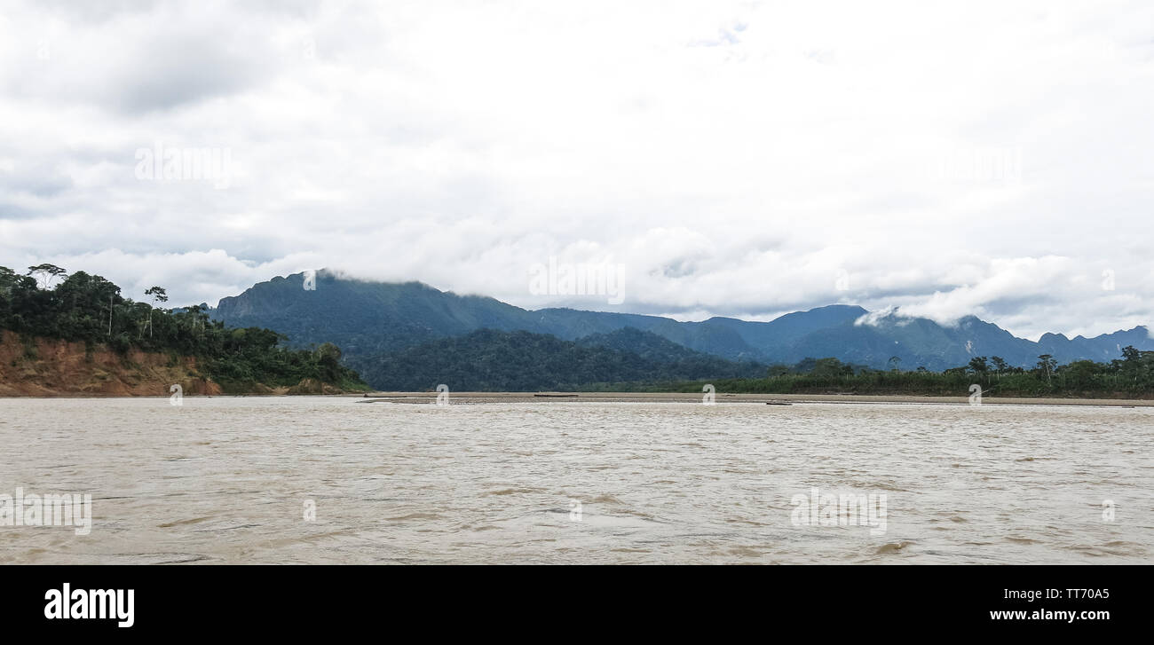 Image of the Beni river, with tropical rain forest in the background. Boat tour of the Bolivian Amazon, in the Madidi National Park Stock Photo
