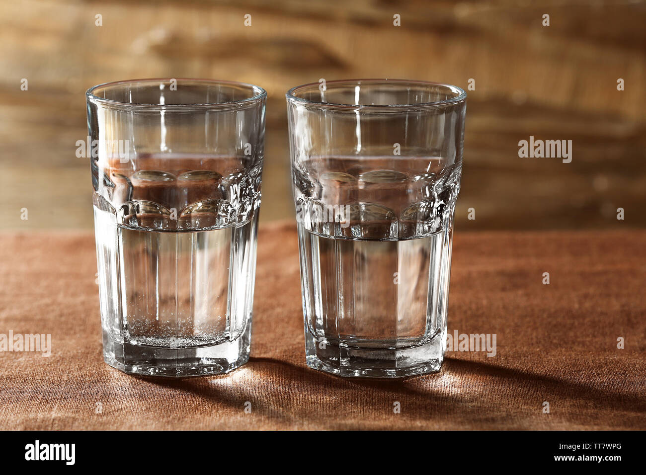 frelsen igen Mose Two glasses of water on table on wooden background Stock Photo - Alamy
