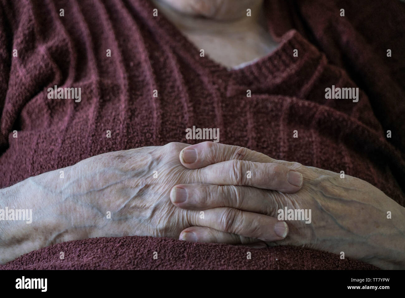 Closeup wrinkled hand of a senior person Stock Photo - Alamy