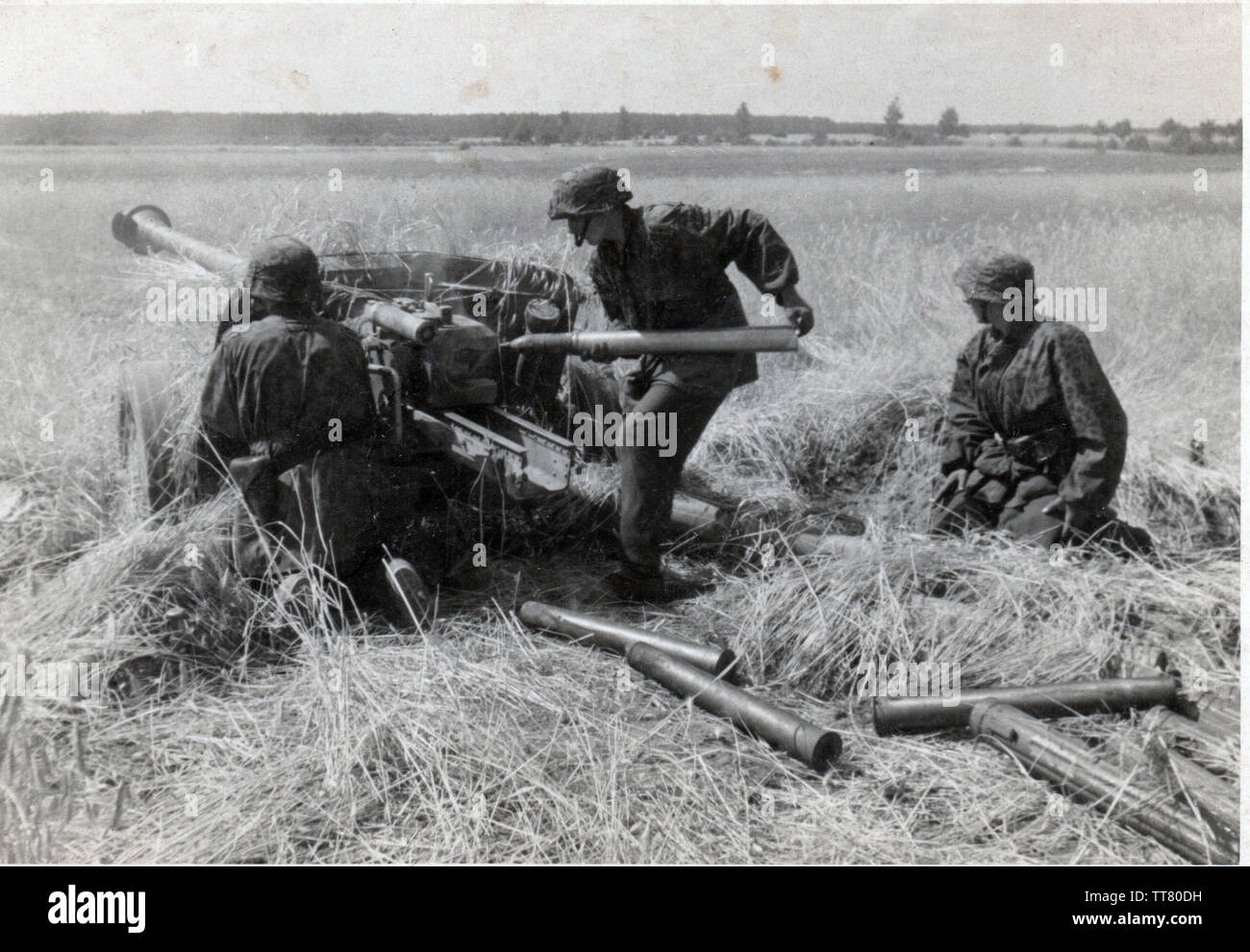 Waffen SS in camouflage smocks load Pak 40 Anti Tank Gun on the Eastern Front 1944 Stock Photo