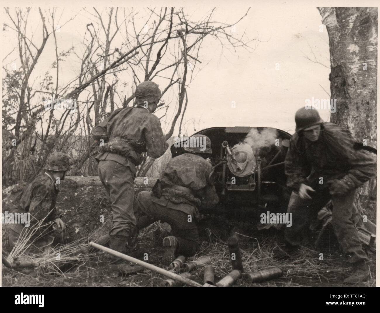 Waffen SS Gun Crew in Camouflage smocks fire their Pak40 Anti Tank Gun on the Eastern front 1943 Stock Photo