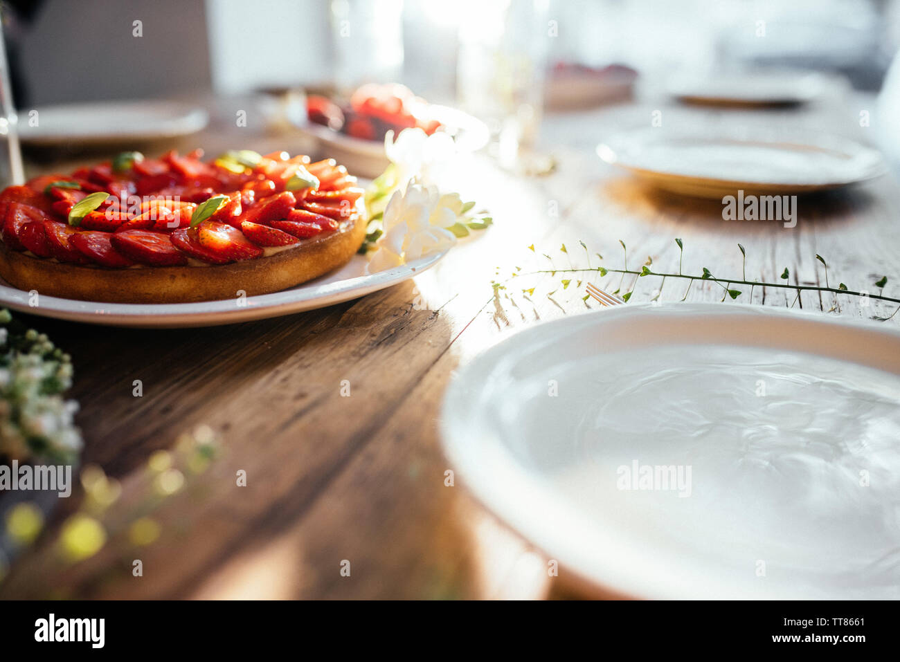 Restaurant kitchen through window hi-res stock photography and images ...