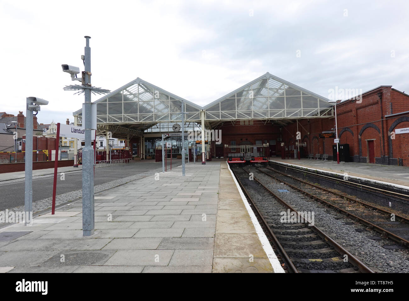 Llandudno Station Platforms 1 Stock Photo Alamy