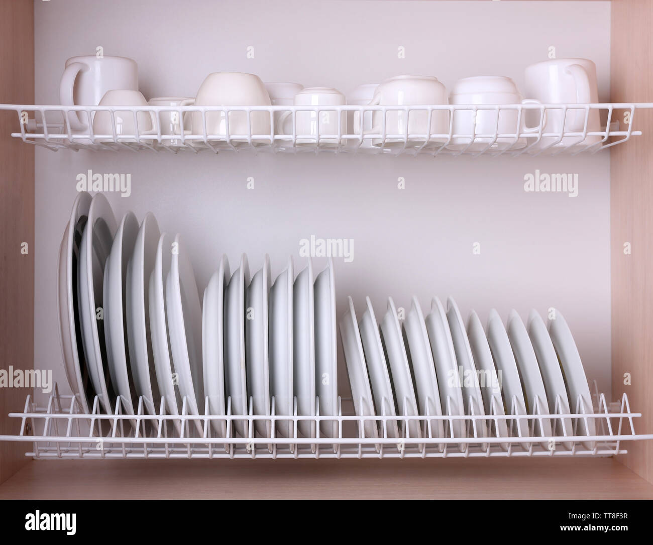 https://c8.alamy.com/comp/TT8F3R/clean-dishes-drying-on-metal-dish-rack-on-shelf-TT8F3R.jpg