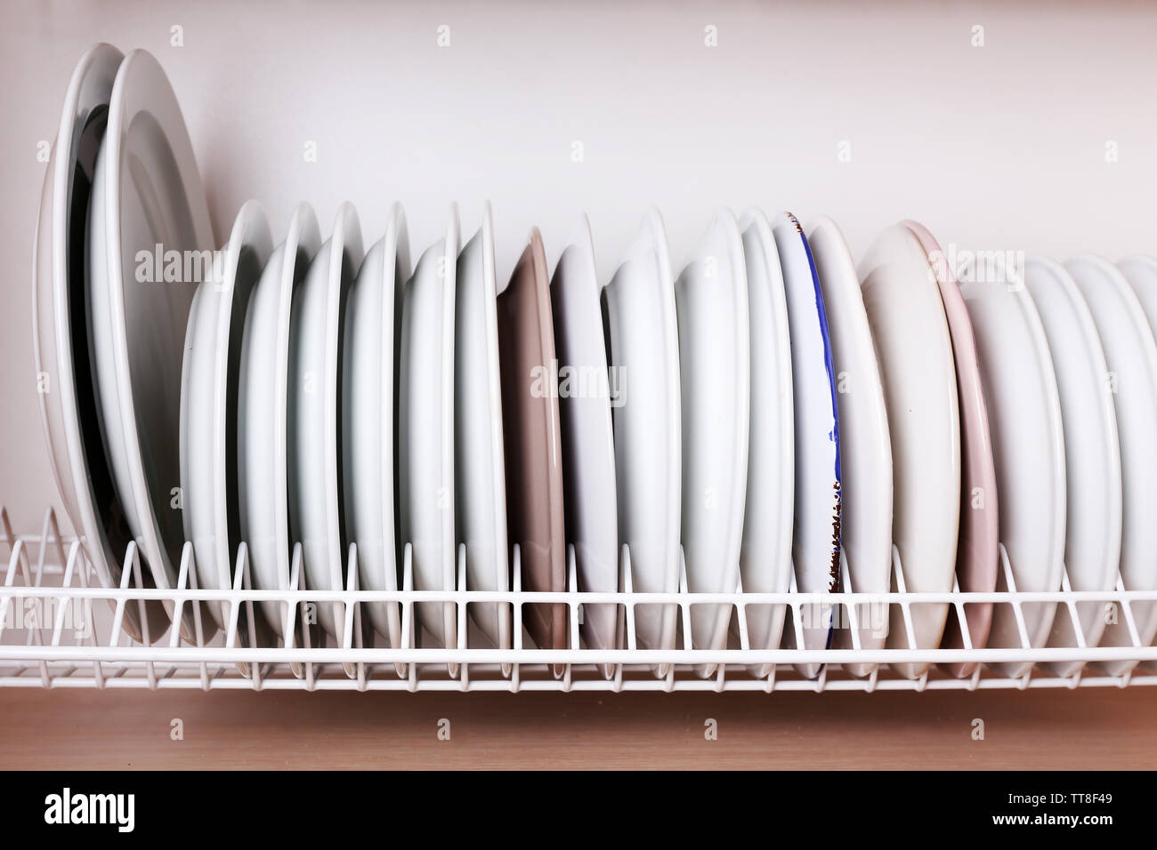 https://c8.alamy.com/comp/TT8F49/clean-plates-drying-on-metal-dish-rack-on-shelf-TT8F49.jpg