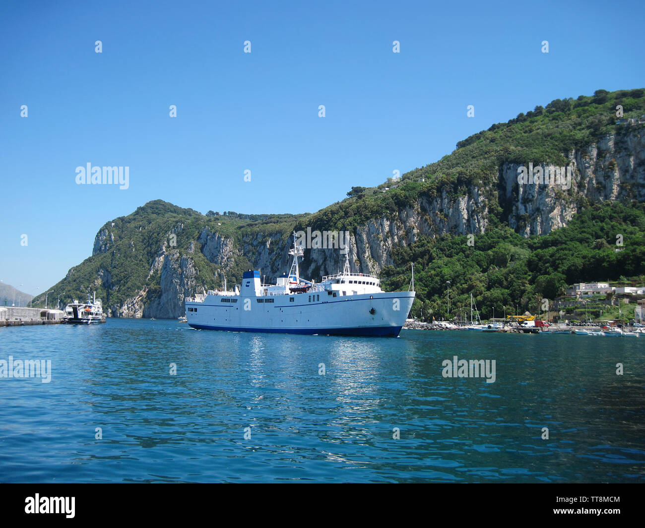 FERRY FROM NAPLES TO CAPRI COMING IN TO DOCK AT AMALFI, AMALFI COAST, ITALY Stock Photo Alamy