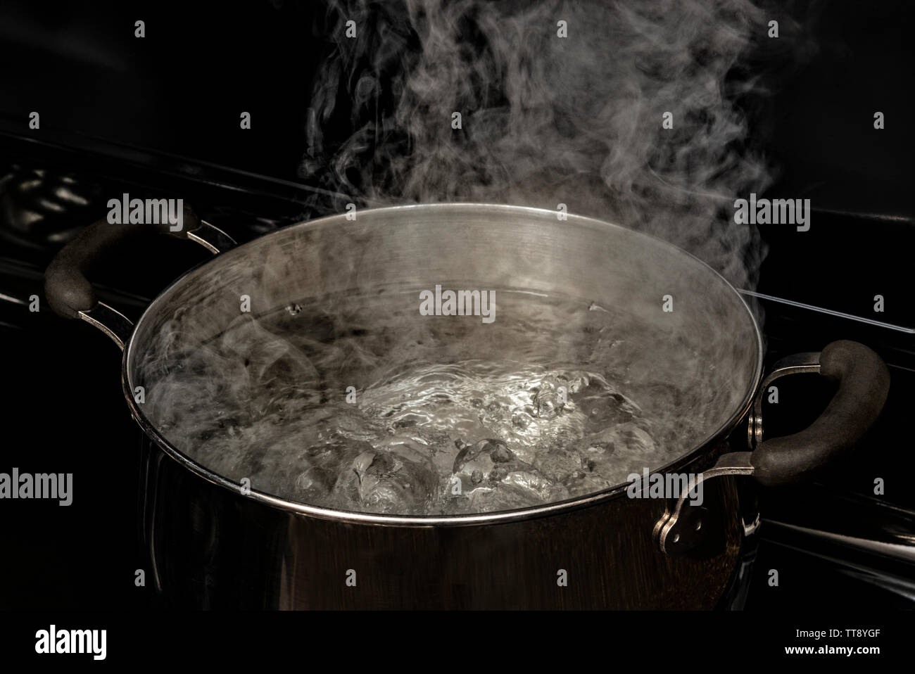 Horizontal Shot Of Boiling Water In A Dutch Oven On A Stovetop Stock Photo Alamy Horizontal Shot Of Boiling Water In A Dutch Oven On A Stovetop Stock Photo Alamy