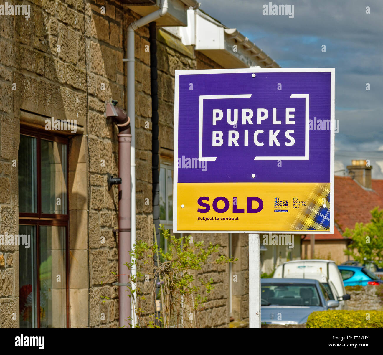 PURPLE BRICKS ON LINE ESTATE AGENCY SOLD SUBJECT TO CONTRACT SIGN OUTSIDE A PROPERTY Stock Photo