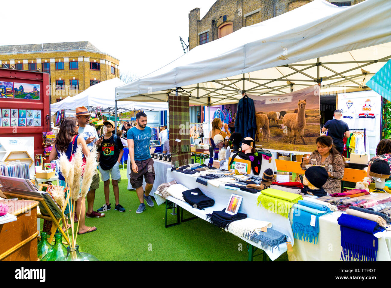 Flea shopping hires stock photography and images Alamy
