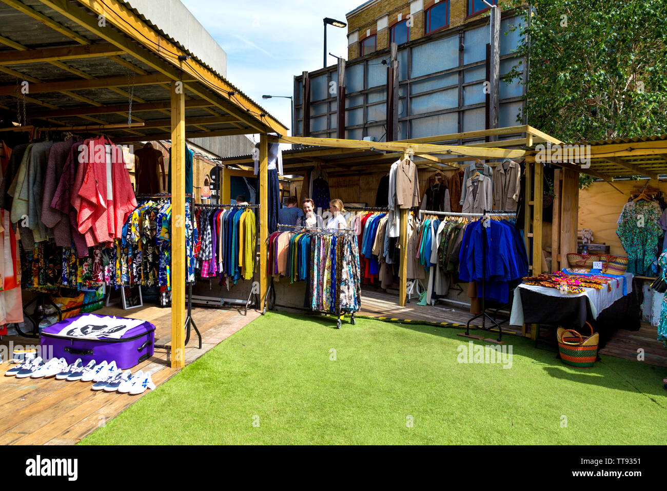 Second hand antique flea market hires stock photography and images Alamy