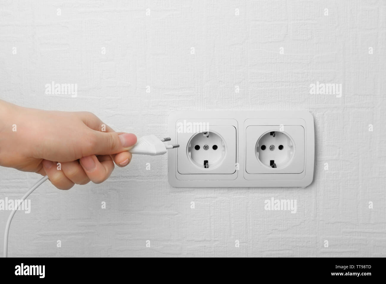 Как снять сенсорную розетку. Electrical sockets with earthing contact. The picture of an iphone plugged into electric socket. Electric socket. Видеокамера вставляется в розетку.