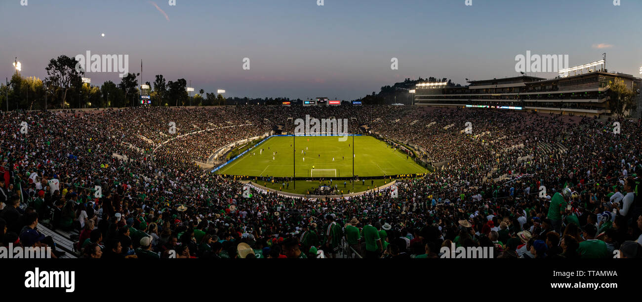 Pasadena, USA. 15th June, 2019. Over 65,000 fans were in attendance under clear skies for Mexico vs Cuba in the Gold Cup at the Rose Bowl. Credit: Ben Nichols/Alamy Live News Stock Photo