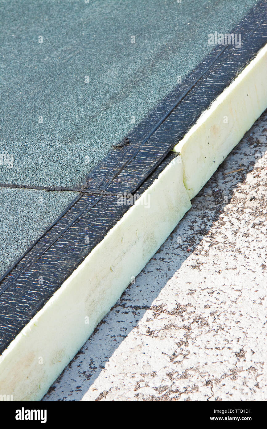 Roof thermal insulation with polystyrene panels covered with waterproof