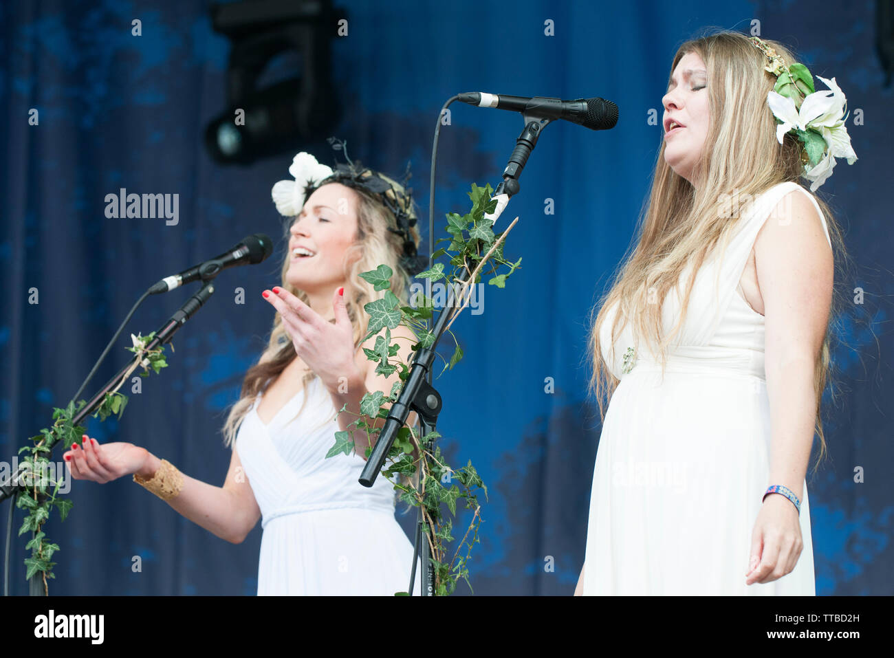 Clare Edmondson and Katherine Blake performing with the Mediaeval Babes at Fairport's Cropredy convention, Cropredy Oxfordshire, UK Stock Photo