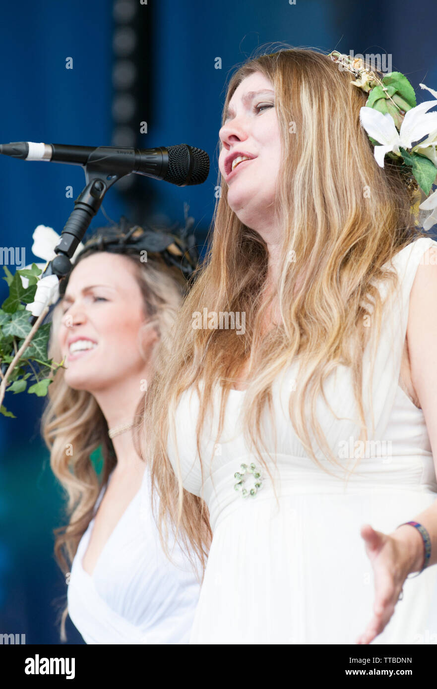 Clare Edmondson and Katherine Blake performing with the Mediaeval Babes at Fairport's Cropredy convention, Cropredy Oxfordshire, UK Stock Photo