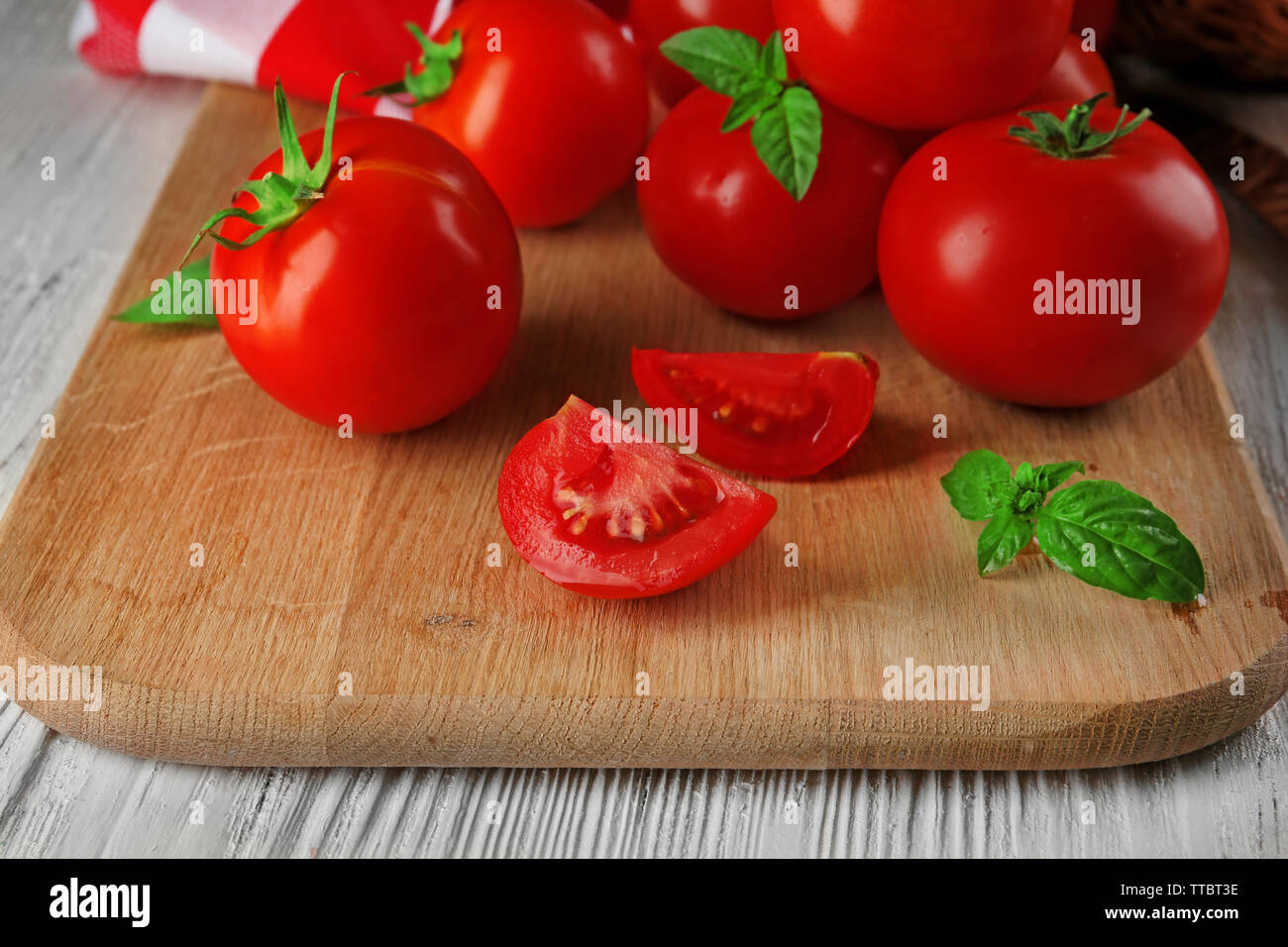 Whole and sliced red tomatoes on cutting board closeup Stock Photo - Alamy