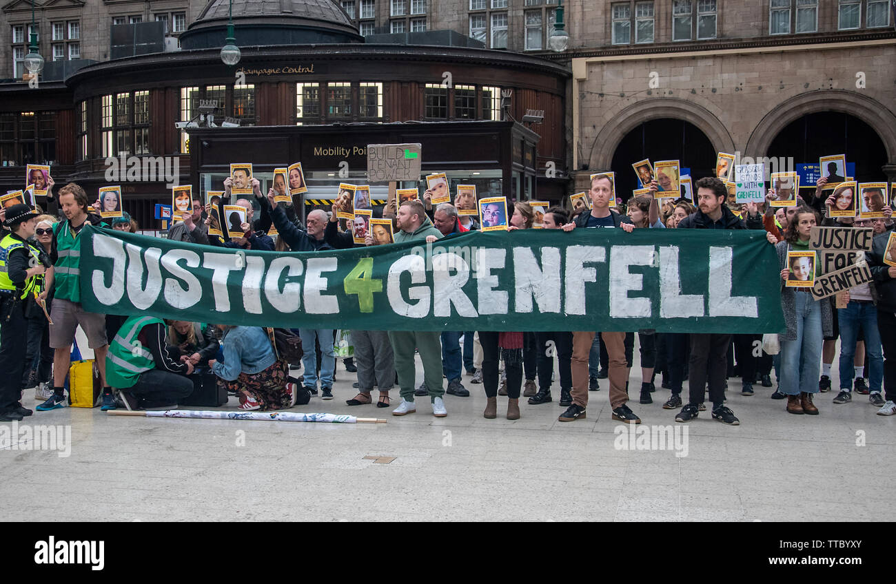 glasgow-scotland-uk-14th-june-2019-a-vigil-in-glasgow-for-the
