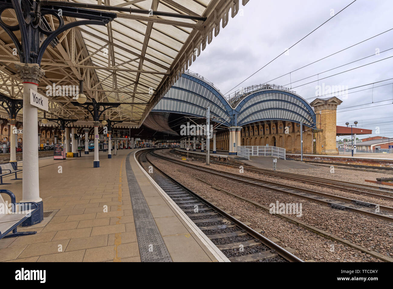York Railway Station Platform Roof Stock Photos & York Railway Station Platform Roof Stock