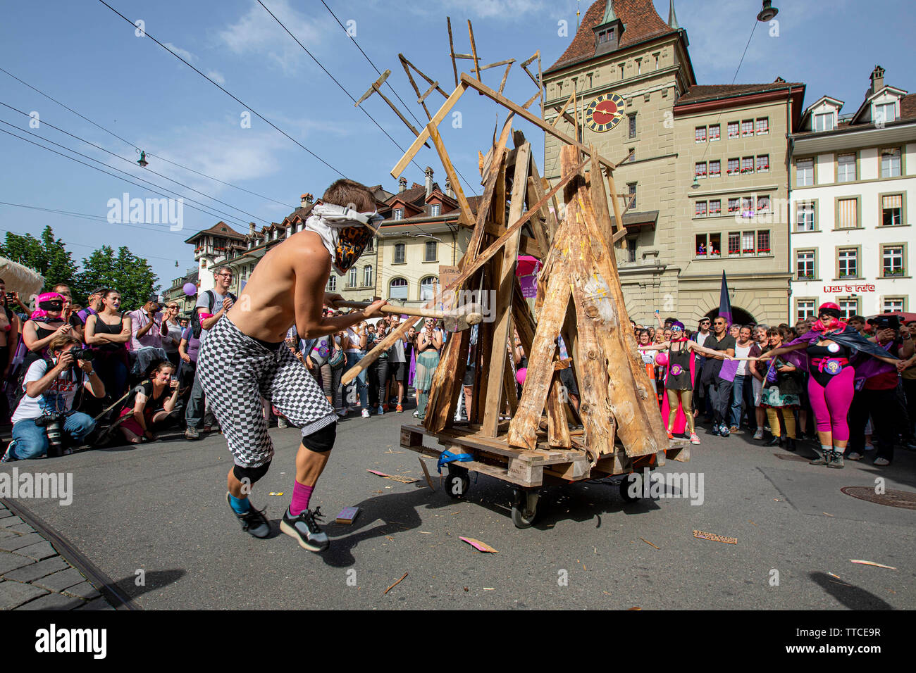 Participants in the Women's Strike in Bern smash an effigy of the Patriarchy using sledgehammers. The Frauenstreik - Womens Strike - brought record numbers of women to the streets in all the big cities in Switzerland. In the capitol Bern, more than 40.000 marched throughout the city to fight for gender equality. Stock Photo