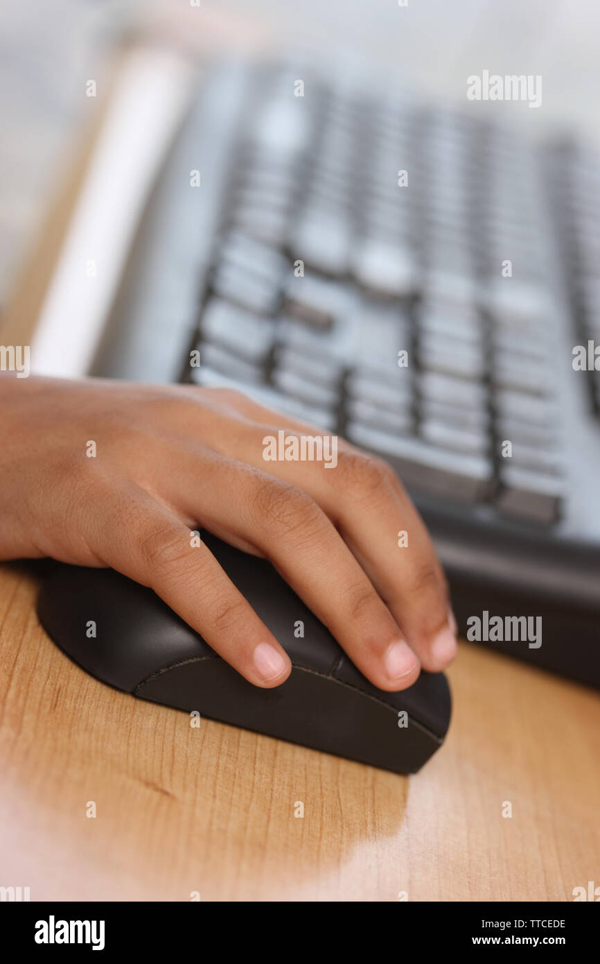 Someone Using Computer Mouse Child hand mouse not computer hi-res stock photography and images - Alamy