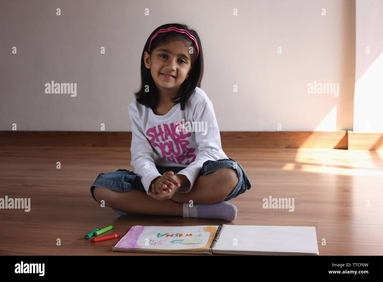 Portrait of a girl drawing in a sketch book Stock Photo - Alamy