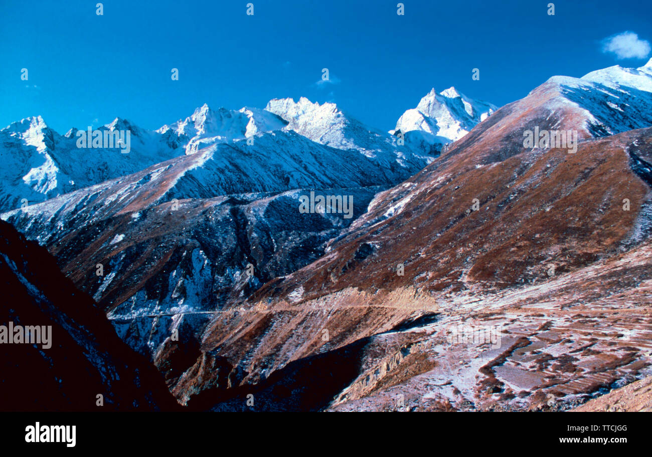 Climbing up to the Karo la Pass on the Friendship Highway,Tibet Stock Photo