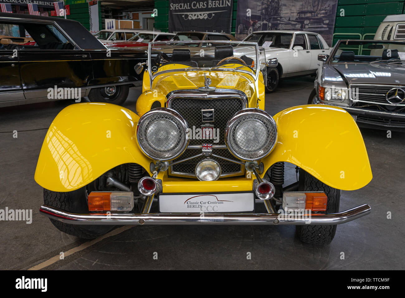 Paaren Im Glien Germany June 08 19 An Ultra Exclusive Luxury 2 Door Roadster Panther Westwinds J72 Die Oldtimer Show 19 Stock Photo Alamy