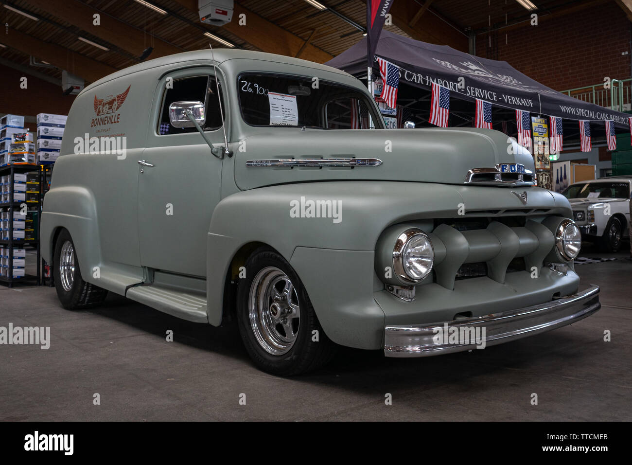Panel truck ford hi res stock photography and images Alamy