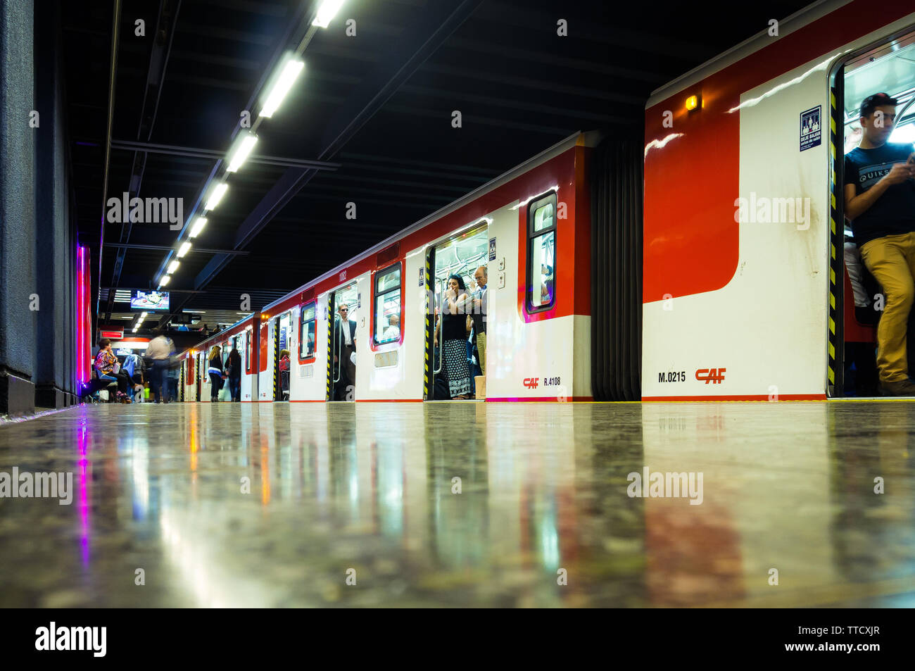 Estación de metro santa lucia hires stock photography and images Alamy