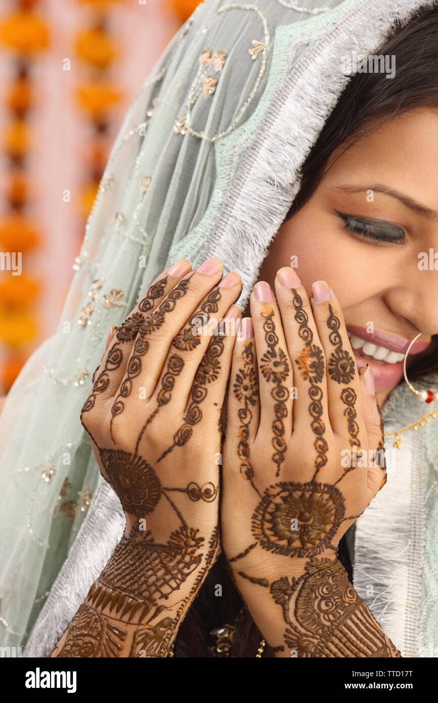 simple dulhan mehndi design | beautiful bride using mehndi | how to draw  bride by @riya_spicky_555 - YouTube