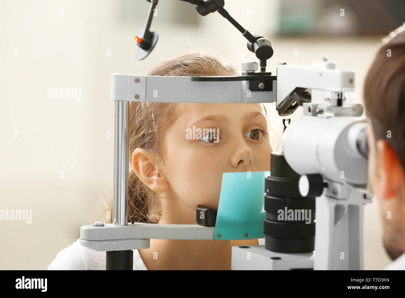Adult male doctor examing small girl patient Stock Photo - Alamy