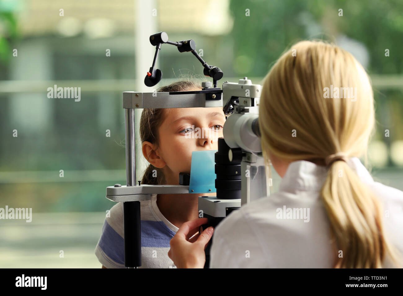 Adult female doctor examing small girl patient Stock Photo - Alamy