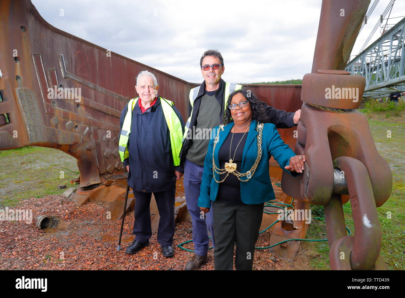 Lord Mayor of Leeds Eileen Taylor with Friends of St Aidan's BE 1150 Walking Dragline  Committee Stock Photo