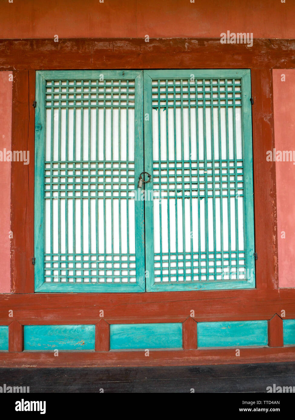 Colorful wooden red and teal window at a confucian temple in Korea Stock Photo