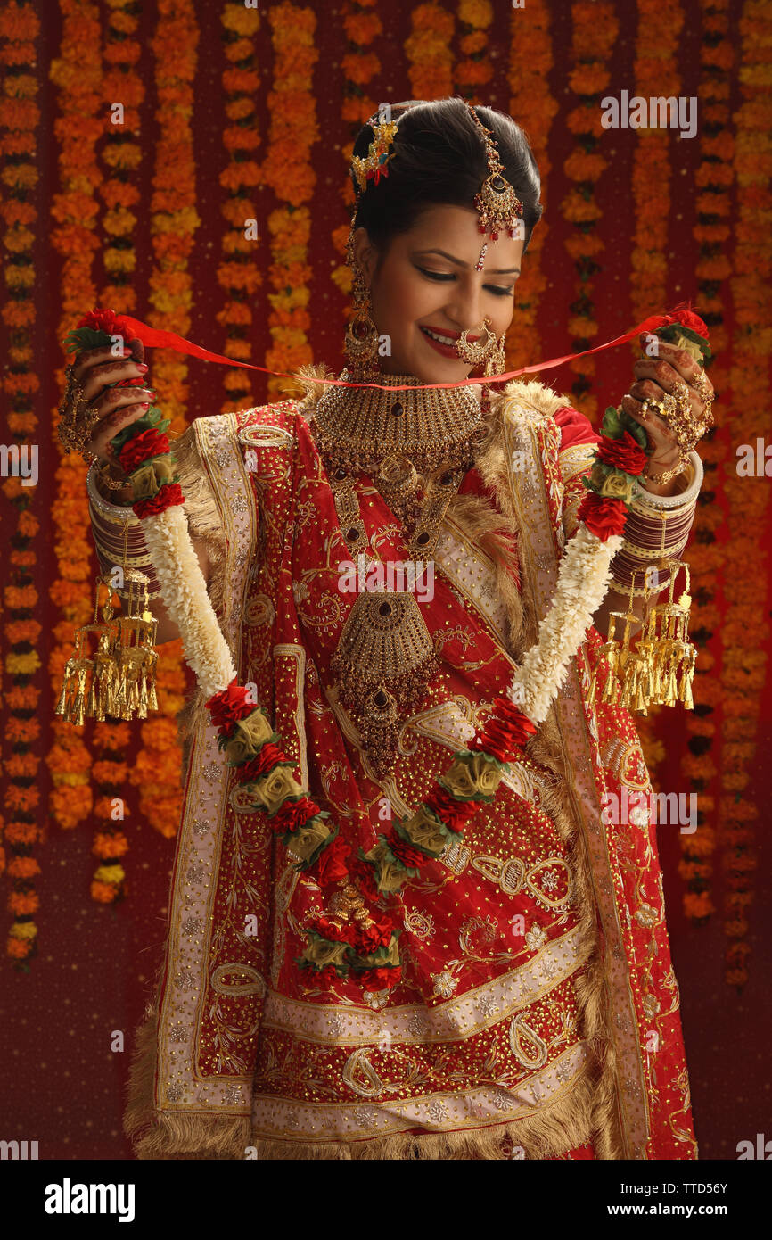Indian bride holding a garland Stock Photo Alamy
