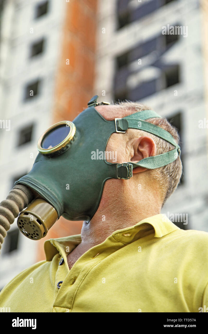 Person in gas mask hi-res stock photography and images - Alamy