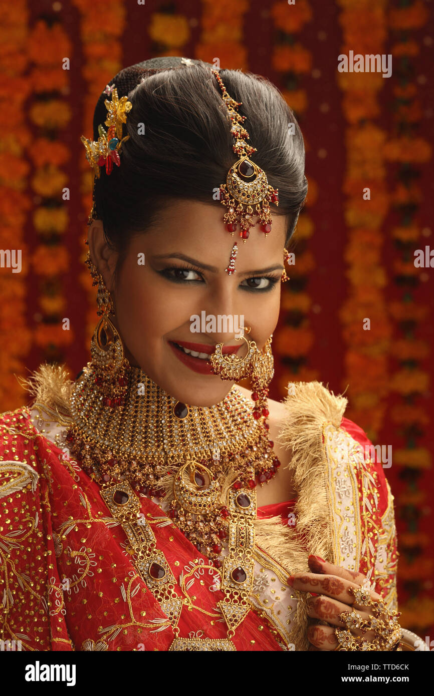 Indian bride in traditional wedding dress Stock Photo - Alamy
