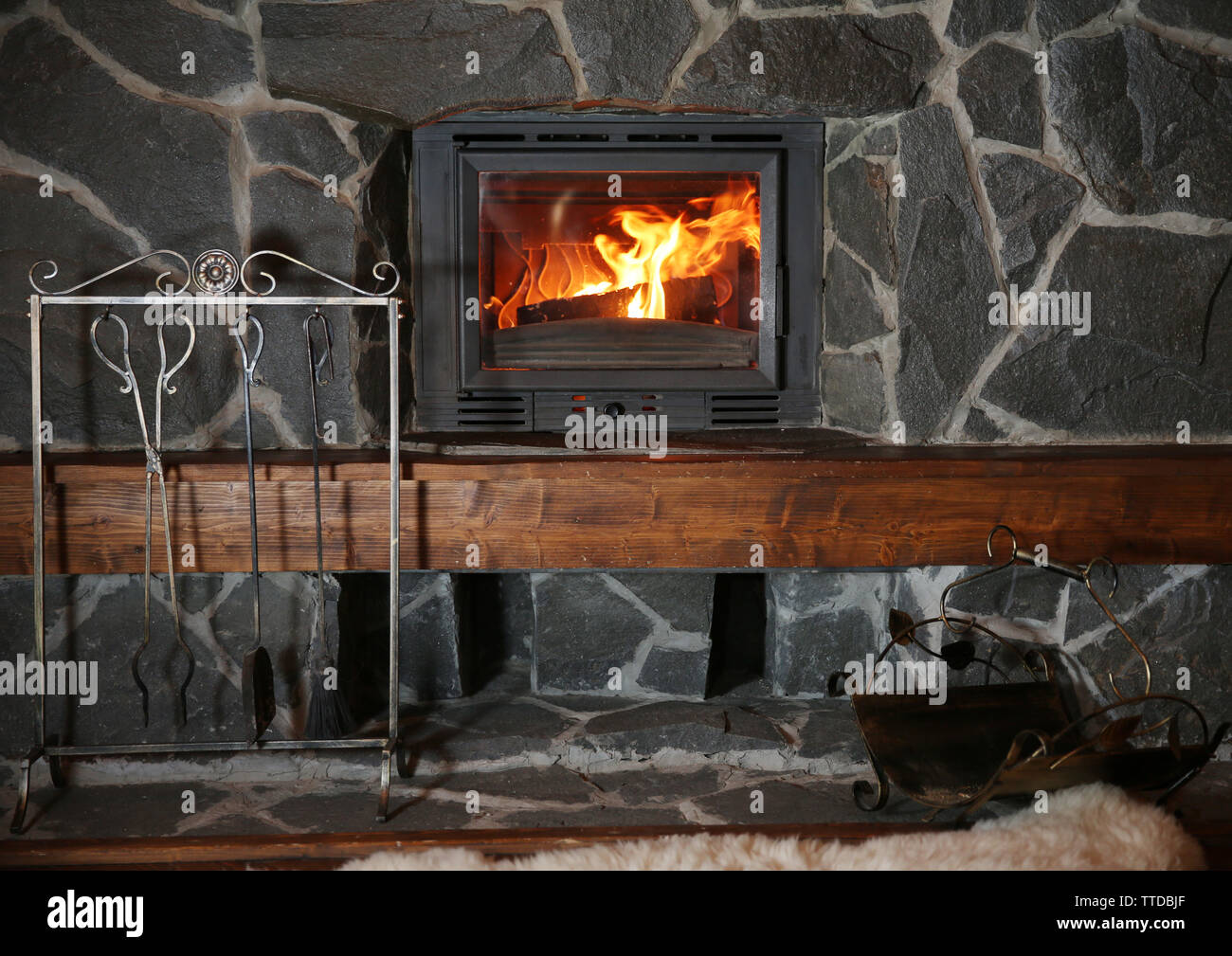 Flaming fireplace living room hi-res stock photography and images - Alamy