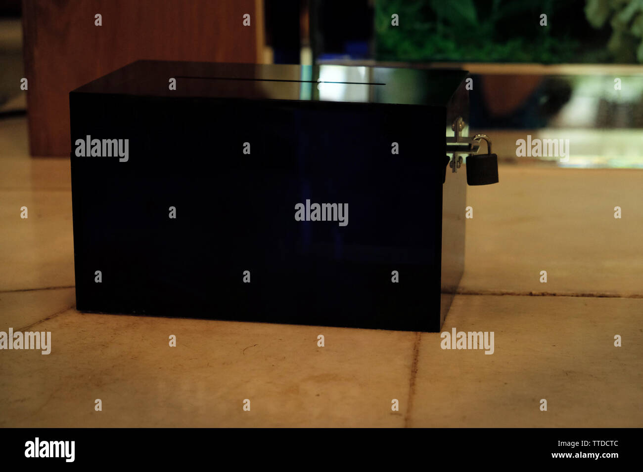 Giving tip restaurant hi-res stock photography and images - Alamy