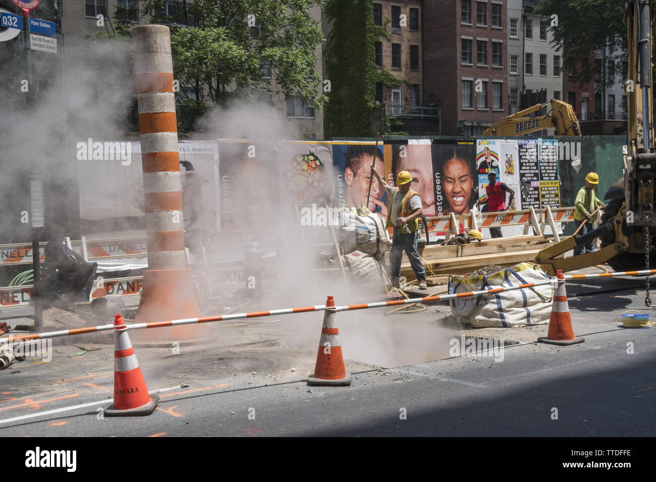 Lexington avenue east 60th street hi-res stock photography and images ...