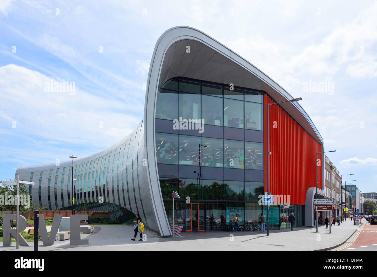 'The Curve' library and cultural centre, William Street, Slough, Berkshire, England, United Kingdom Stock Photo