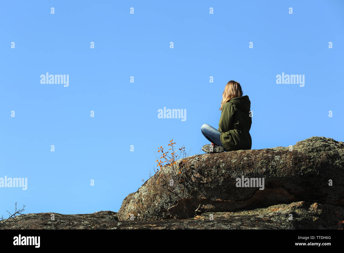 Woman sit on top mountain hi-res stock photography and images - Alamy