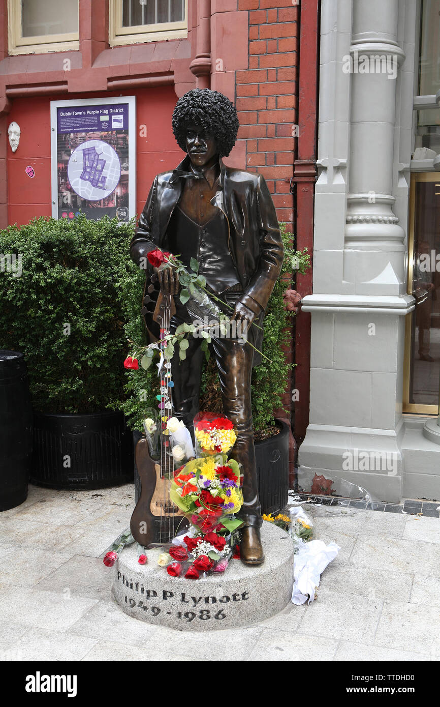 Phil Lynott statue a few days following the death of his Mother Philomena Stock Photo